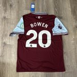 Umbro Men's Burgundy and Red T-shirt