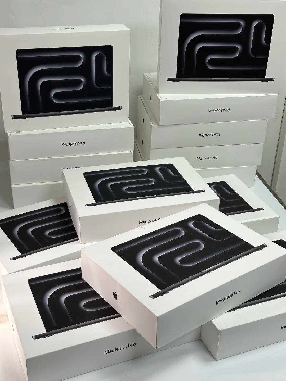 1 MacBook Pro M4 - Image 1
