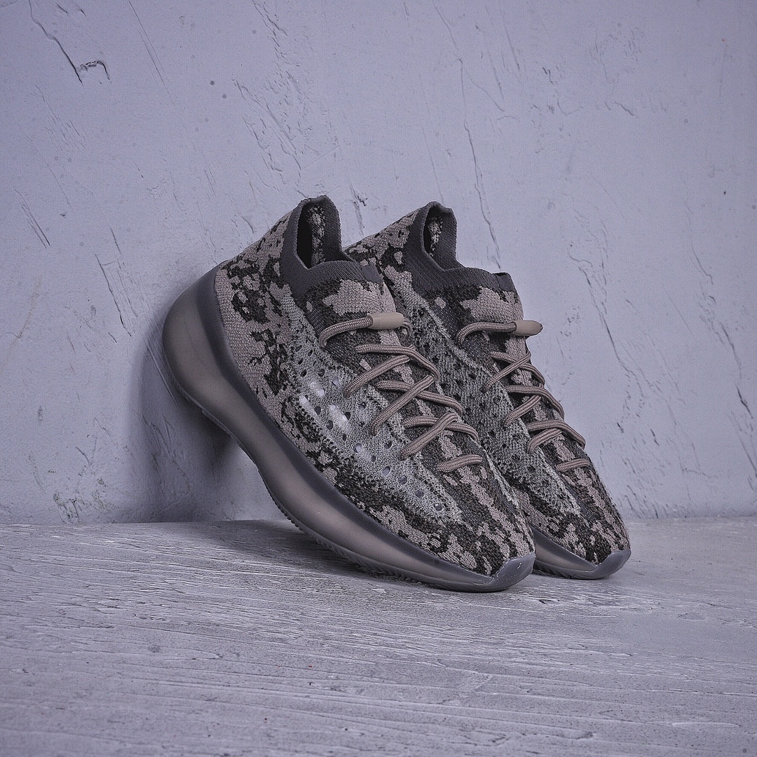 6a9f5681 Adidas Yeezy - Image 1