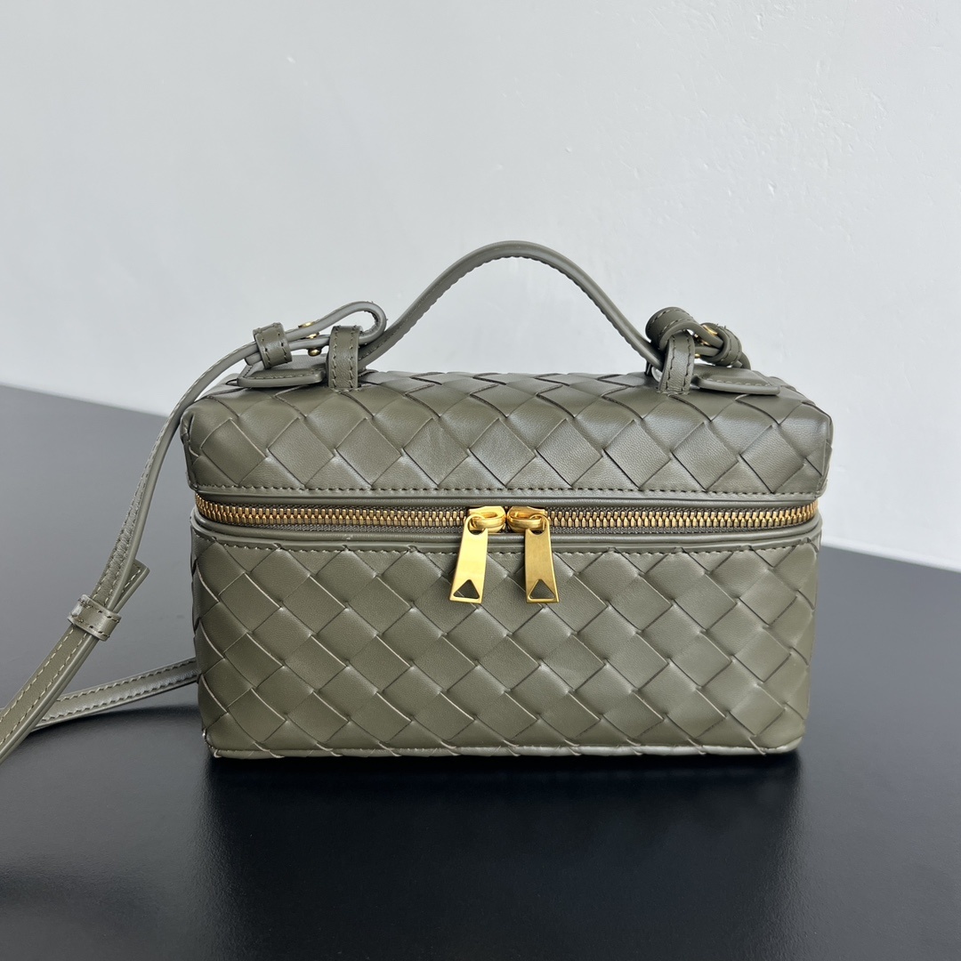 c9425b19 Bottega Veneta Bang Bang vanity case - Image 1
